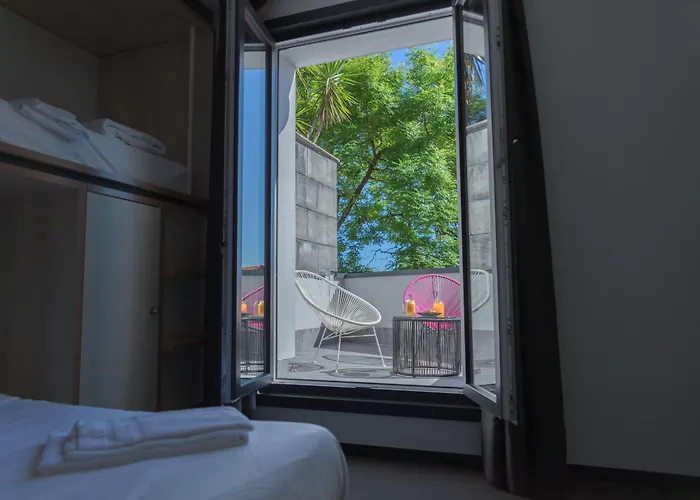 Cats Hostel San Sebastian Хостел