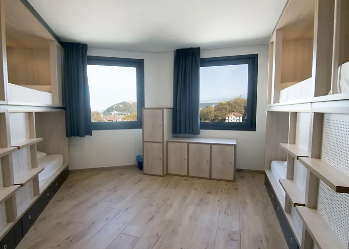 Cats Hostel San Sebastian Хостел *