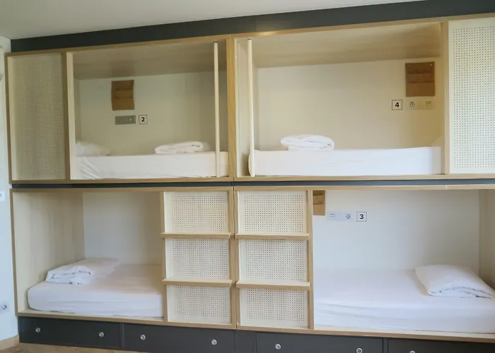 Cats Hostel San Sebastian Хостел Сан-Себастьян