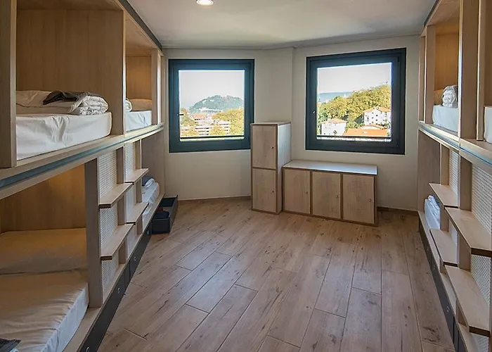 Cats Hostel San Sebastian Сан-Себастьян