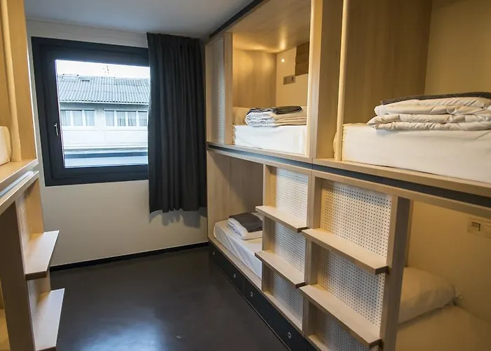 Cats Hostel San Sebastian Хостел *