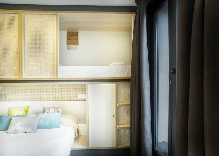 Cats Hostel San Sebastian Хостел *