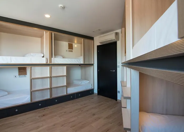 Cats Hostel San Sebastian Хостел Сан-Себастьян