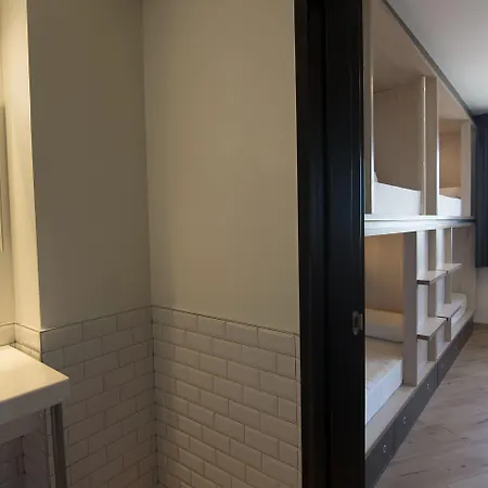 Cats Hostel San Sebastian Хостел